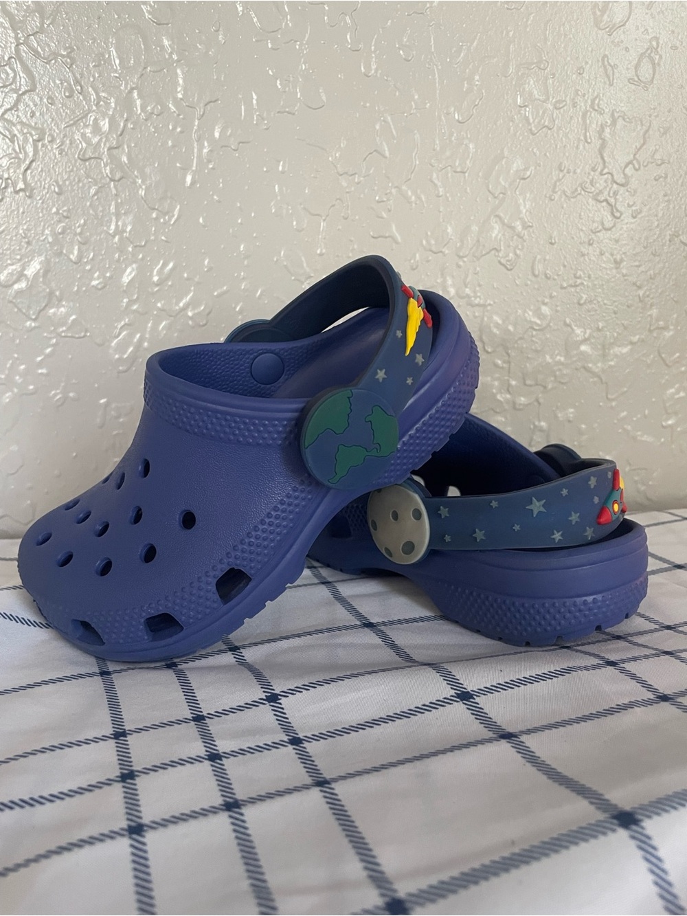 Crocs Kids Blue Space Galaxy slip on Clogs Toddler C10 Shoes only one lights up
